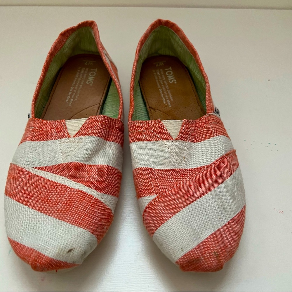 tom’s size 7 red and white striped flats